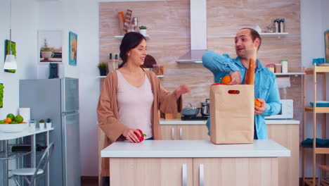 marido haciendo trucos con naranjas