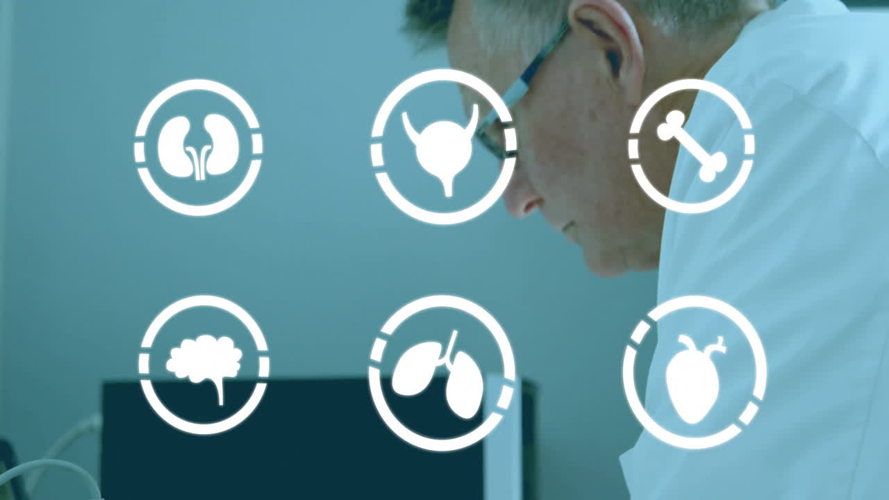 animación de iconos médicos sobre un médico caucásico examinando en el laboratorio