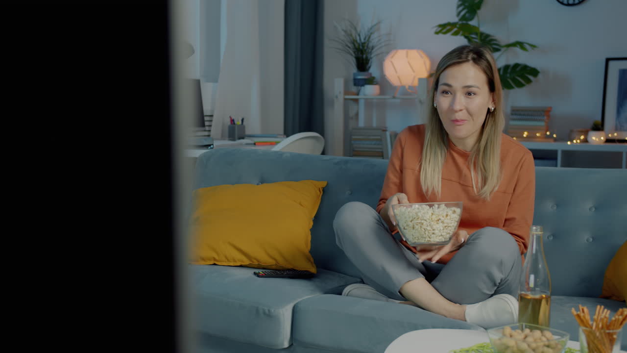 mujer viendo la televisión en casa