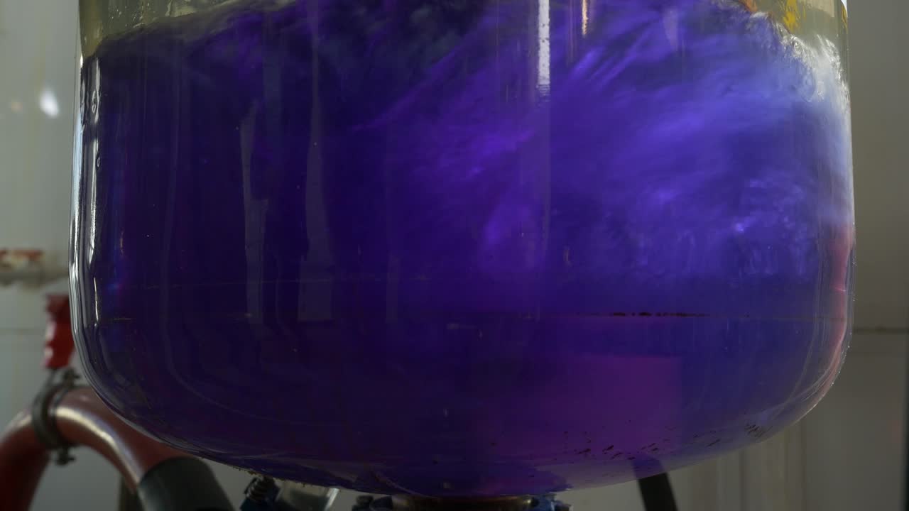 experimento de líquido púrpura en un recipiente de vidrio