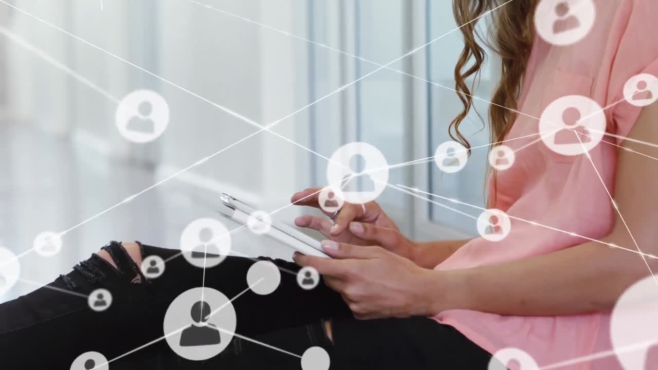animación de iconos de perfil conectados sobre mujer de negocios caucásica trabajando en una tableta digital