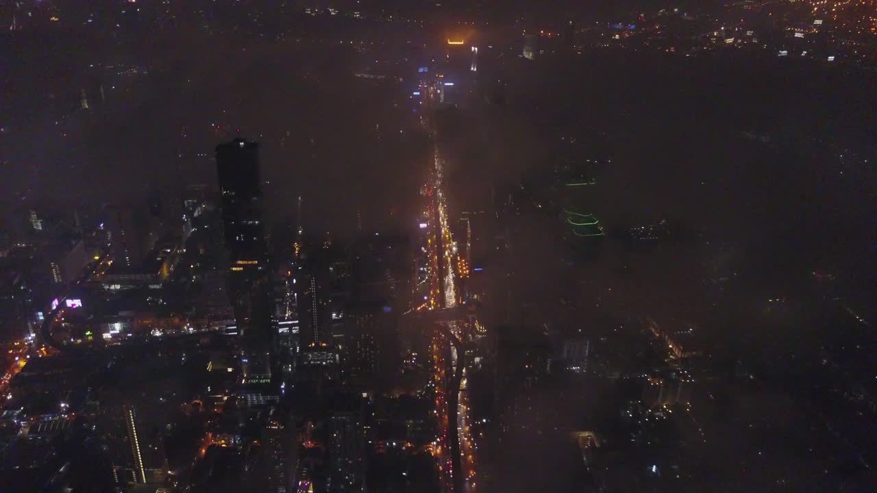vista aérea de una ciudad brumosa por la noche