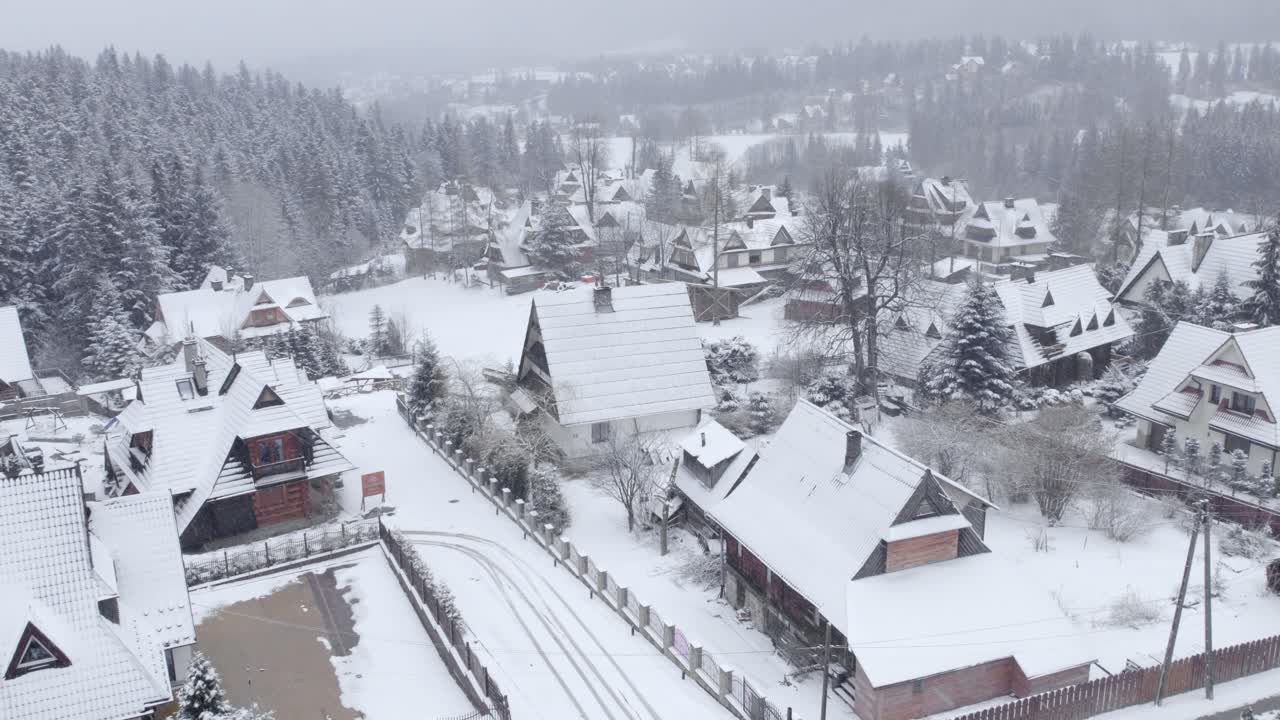 눈 인 산 마을의 공중 사진