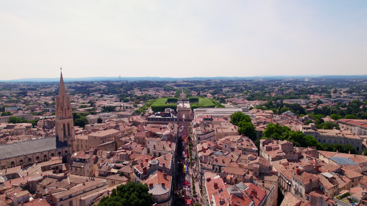 vista aérea de la ciudad de montpellier con la calle principal llena de gente para el desfile del orgullo gay