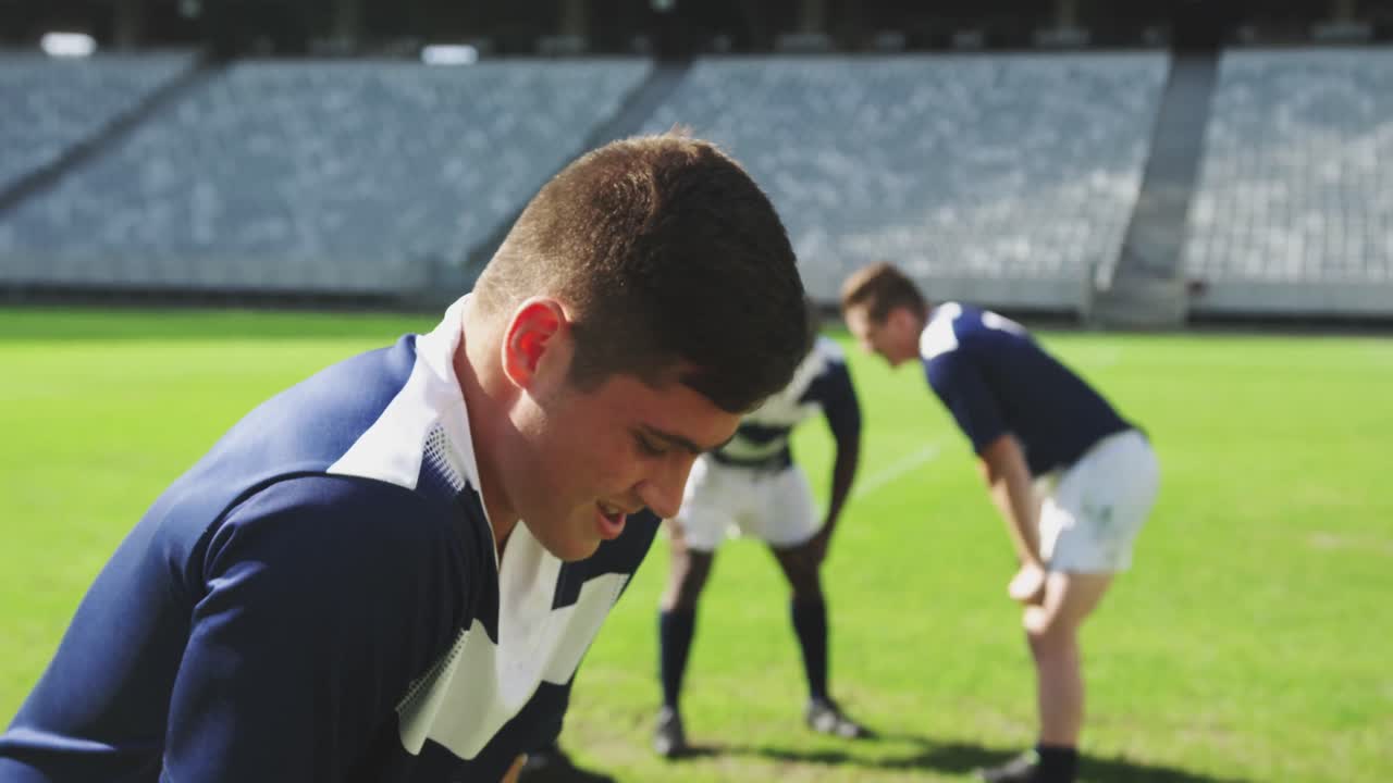 남성 럭비 선수가 스타디움 4k에서 경기를 패한 후 실망했습니다.