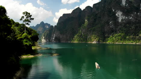 un bote de bambú en un lago en tailandia