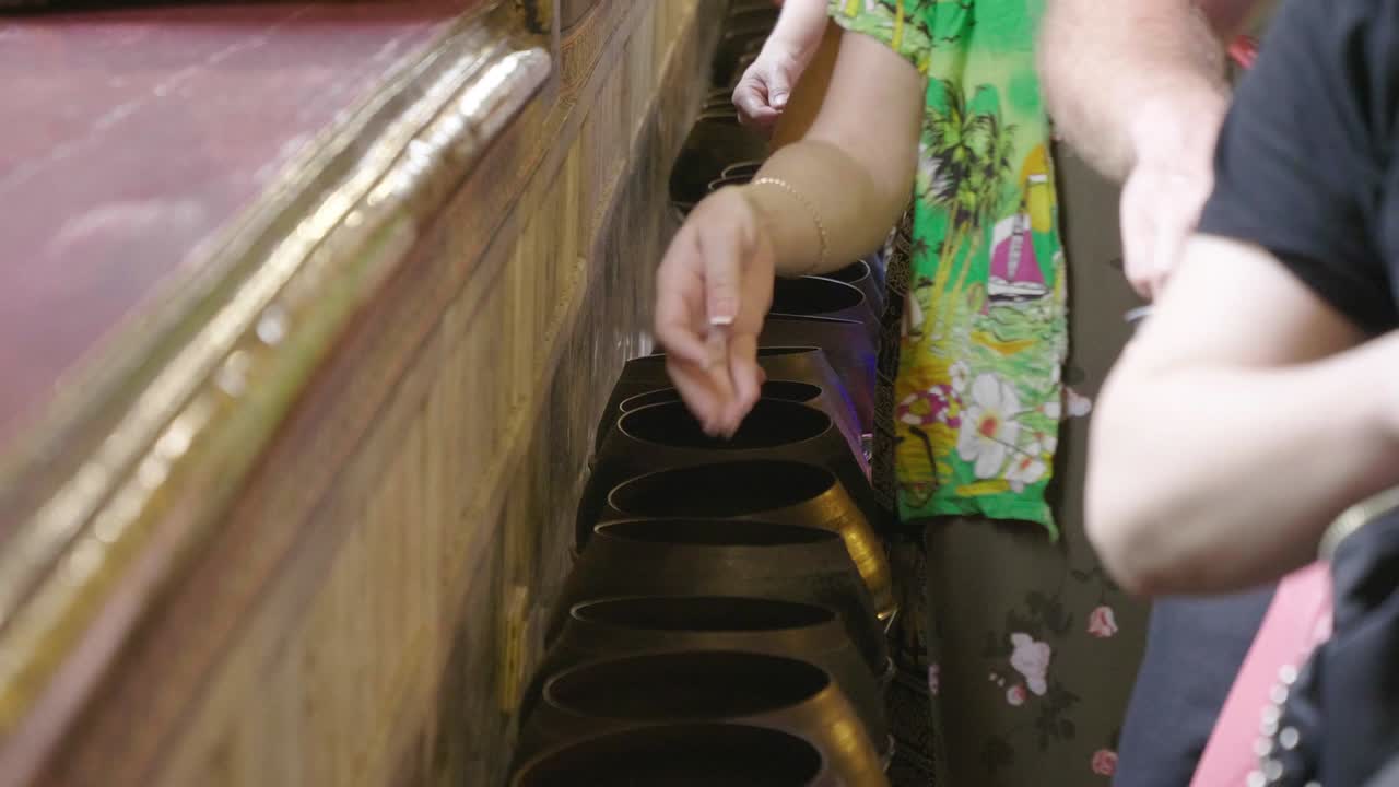 donar dinero en el cuenco