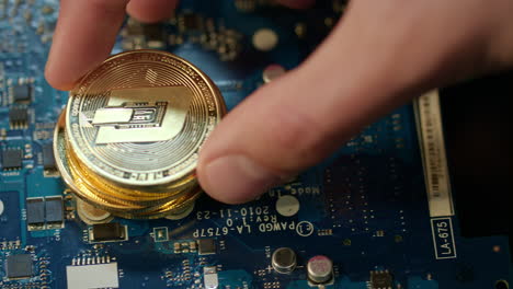 negocios de criptomonedas virtuales. monedas de oro en placas de circuitos