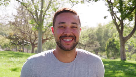 Retrato-De-Cabeza-Y-Hombros-Al-Aire-Libre-Del-Hombre-Sonriente-En-El-Parque