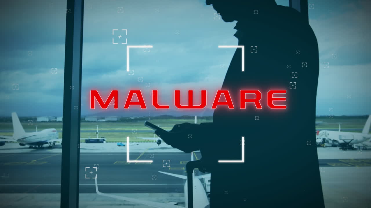 animación de malware texto y procesamiento de datos sobre hombre caucásico usando teléfono inteligente