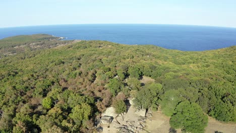 tilting drone shot que muestra la extensión del antiguo sitio prehistórico de beglik tash y el mar negro en bulgaria