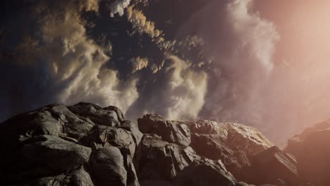 Hermosa vista sobre cloudscape y montañas