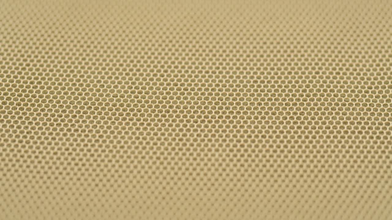 beige malla fina de primer plano. coser un vestido de novia. velo ligero de nylon. sastrería hecha a mano, concepto de ropa profesional. fondo abstracto