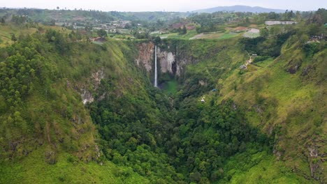 Vista-Aérea-De-La-Cascada-Sipiso-Piso-Y-El-Hermoso-Paisaje-Que-La-Rodea-En-El-Norte-De-Sumatra,-Indonesia