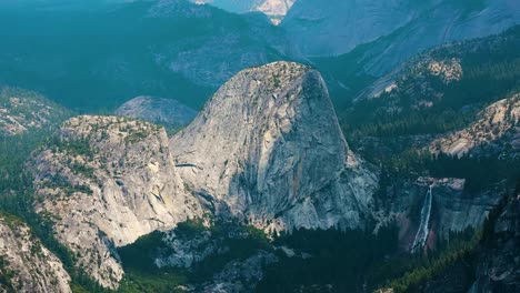 Zeitraffer-Des-Half-Dome-Im-Yosemite-Nationalpark-Mit-Schatten-Vorbeiziehender-Wolken