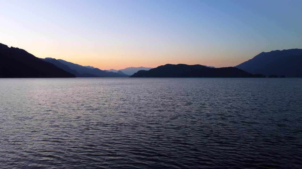 Tramonto sereno su un lago di montagna o un fiordo
