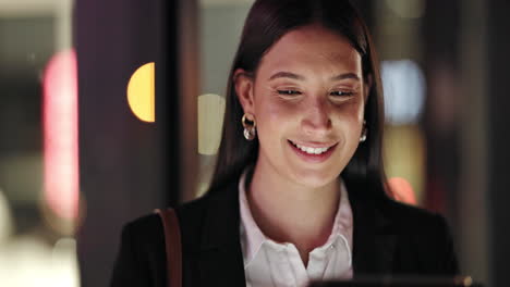 mujer, tableta y sonrisa en la noche para el texto