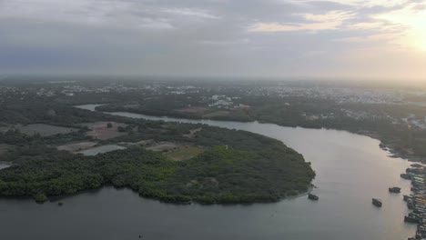 Toma-Aérea-De-Un-Camión-De-Un-área-De-Tierra-Cubierta-Por-Un-Río-En-Un-Lado-Y-El-Océano-En-El-Otro-Lado-Cerca-Del-Puerto-De-Pondicherry,-Filmada-Con-Un-Dron-En-4k