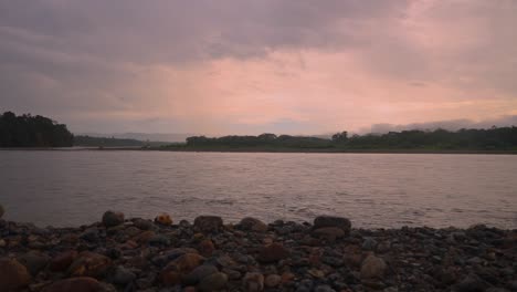 Lapso-De-Tiempo-Tomado-En-Una-Pequeña-Isla-En-Las-Amazonas-Del-Río-Amazonas-Durante-El-Amanecer,-Cusco,-Perú