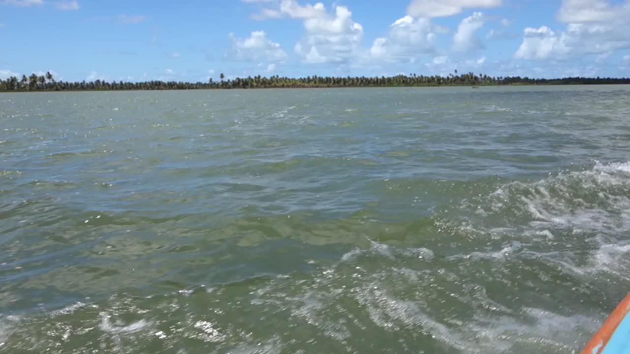 Cenário Aquático Tropical Sereno: Passeio de Barco por um Oceano Calmo