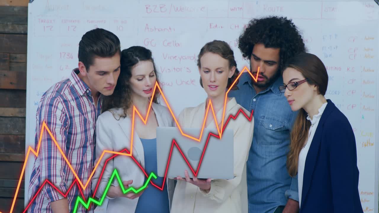 Team di cinque persone riunite attorno a un laptop, che aprono un grafico e analizzano linee colorate in crescita nel settore finanziario