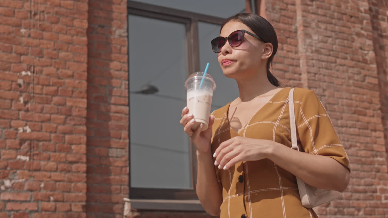 mujer bebiendo café helado