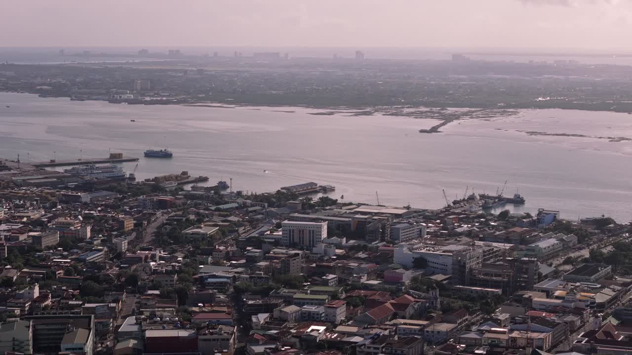 panning aérea alta sobre la ciudad de cebu y el canal de mactan