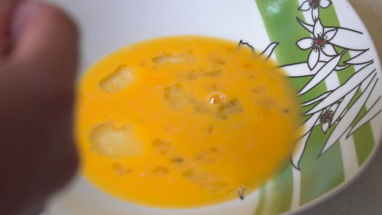 manos masculinas poniendo schnitzel recubierto de harina en huevo lavado en cámara lenta