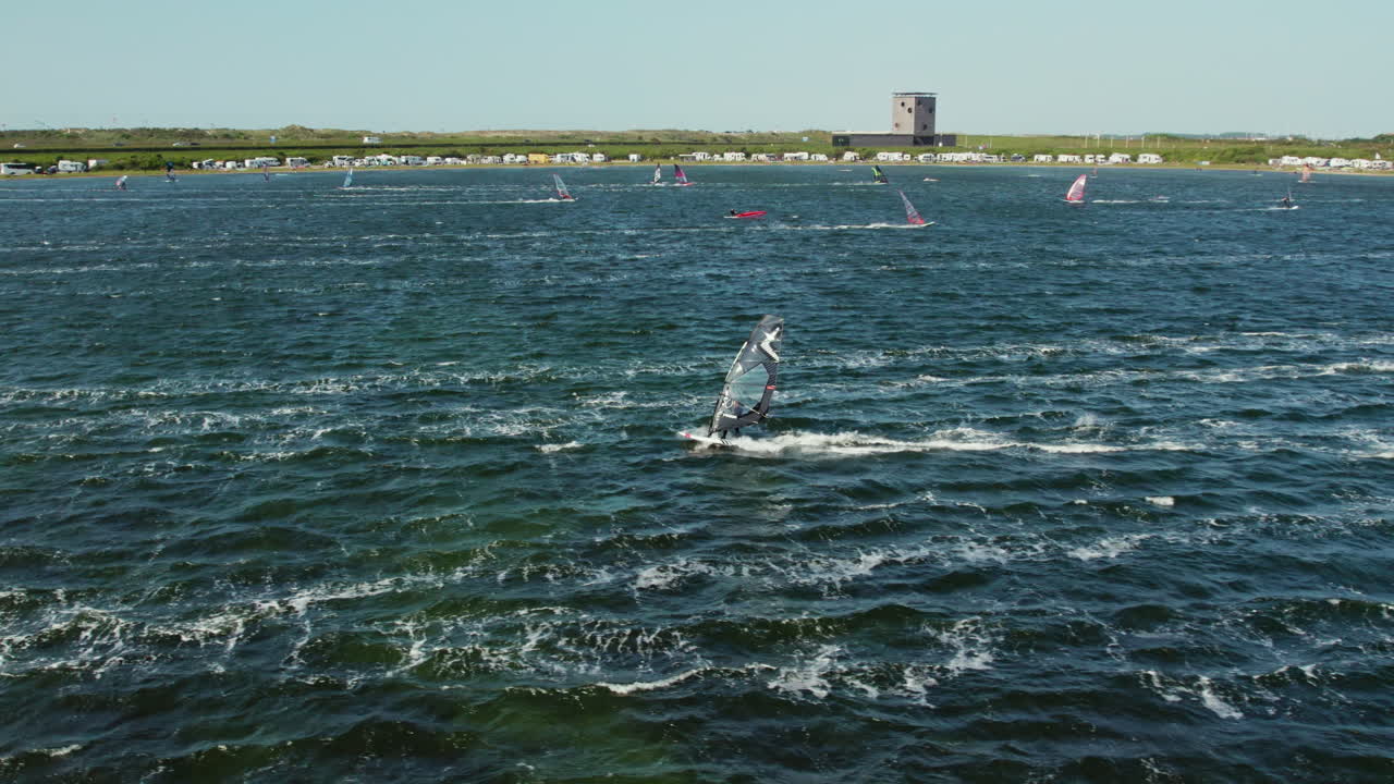 네덜란드 제일랜드의 열린 바다에서 윈드서퍼들 - 공중 드론 촬영