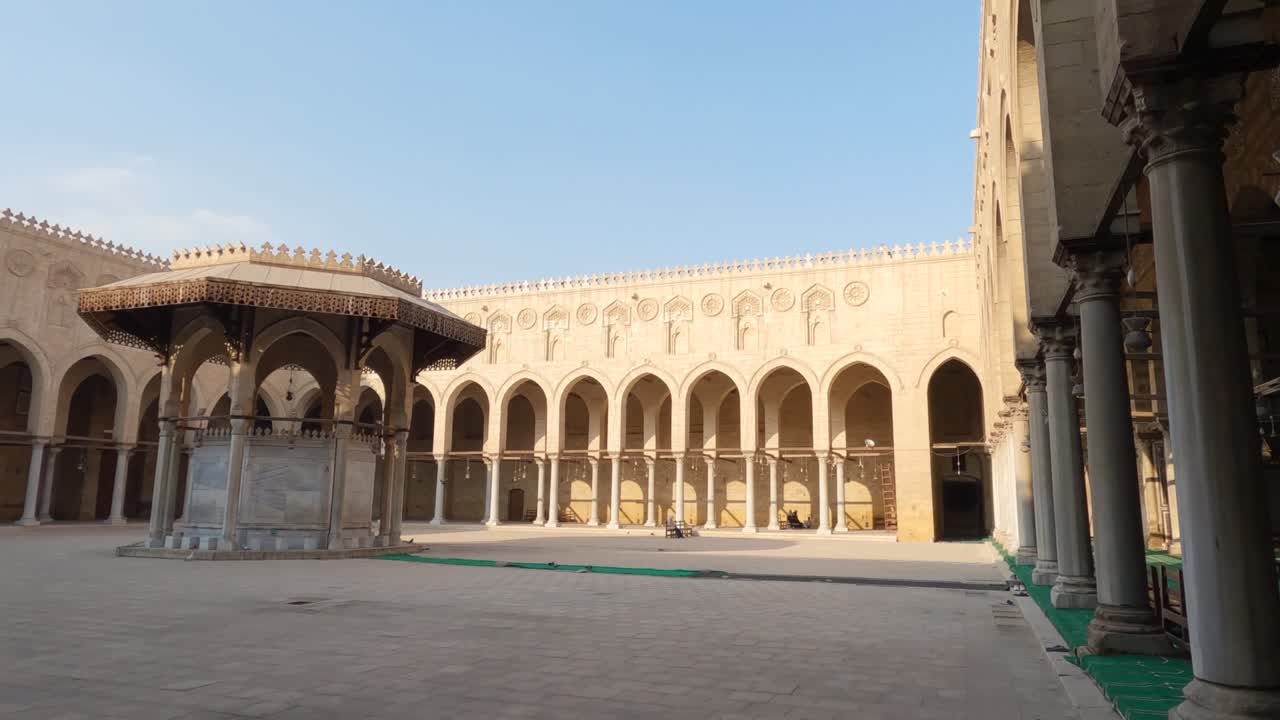 santuario y fuente central en el patio de la mezquita del sultán al-mu'ayyad, el cairo en egipto.