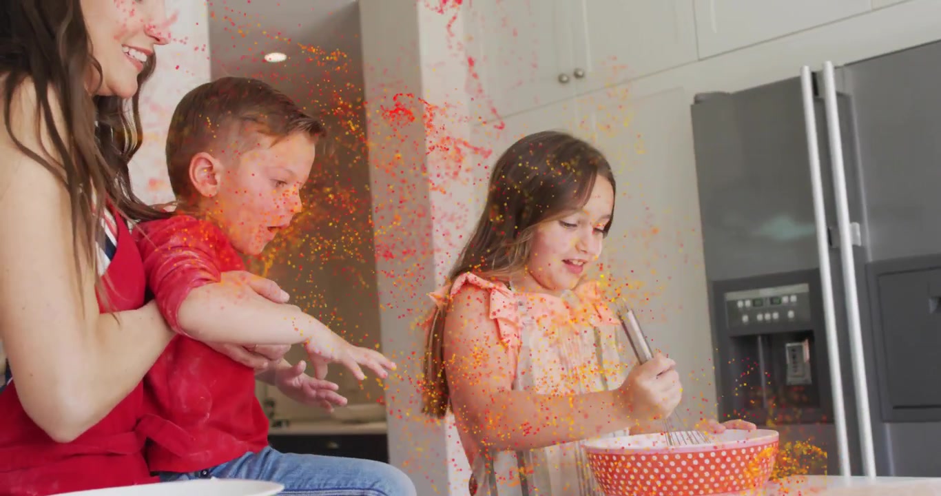 Figlia che prende la frusta e mescola l'impasto in cucina, insegnando a preparare dolci mentre la madre guida il bambino piccolo