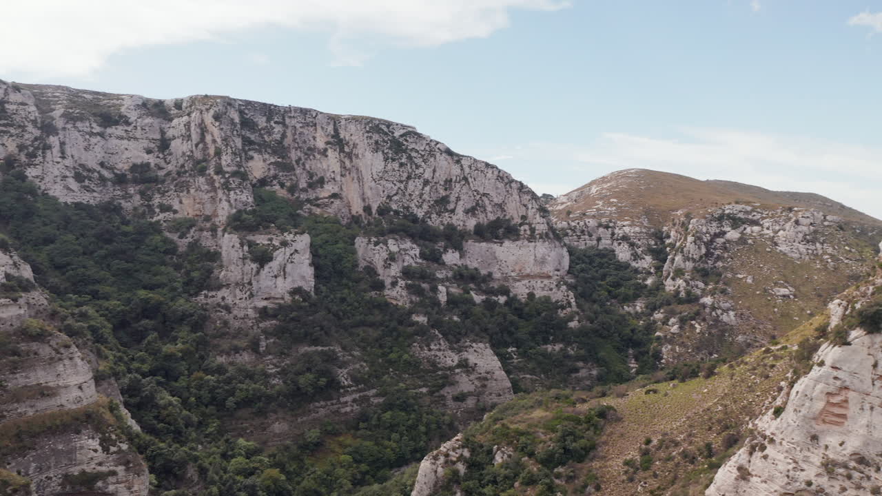 paisaje accidentado del cañón en la reserva natural del cañón cavagrande del cassibile en verano en avola, siracusa, italia
