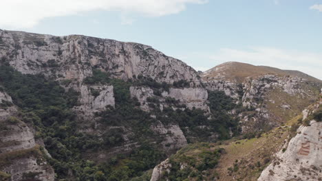 Zerklüftete-Landschaft-Der-Schlucht-In-Cavagrande-Del-Cassibile-Canyon-Naturschutzgebiet-Im-Sommer-In-Avola,-Syrakus,-Italien