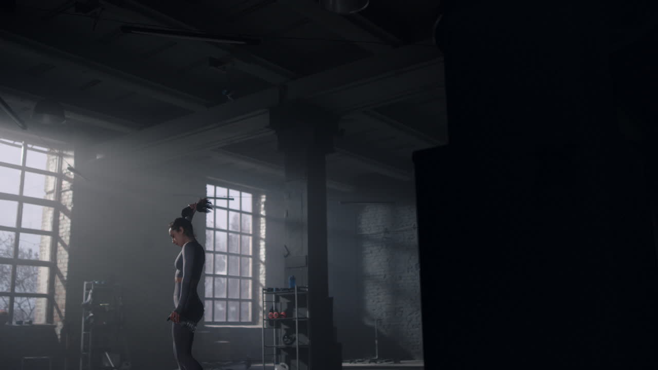 체육관에서 고 있는 피곤한 운동선수. 손에 스포츠 병을 들고 있는 운동선수