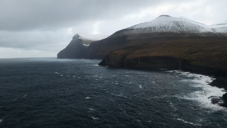 islas feroe, 4k aérea de la cascada de niðara vatn con hermosas montañas en el fondo