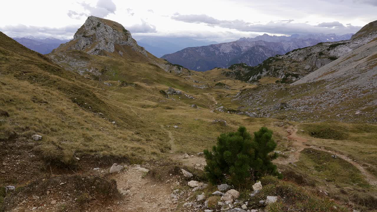 alpes austriacos vista del paisaje montañoso de haidachstellwand desde rofan en un día frío y ventoso de otoño