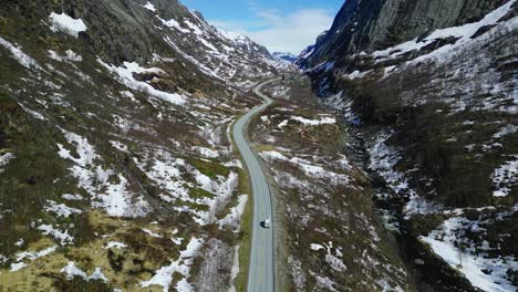 Furgoneta-Atravesando-El-Sinuoso-Camino-En-El-Valle