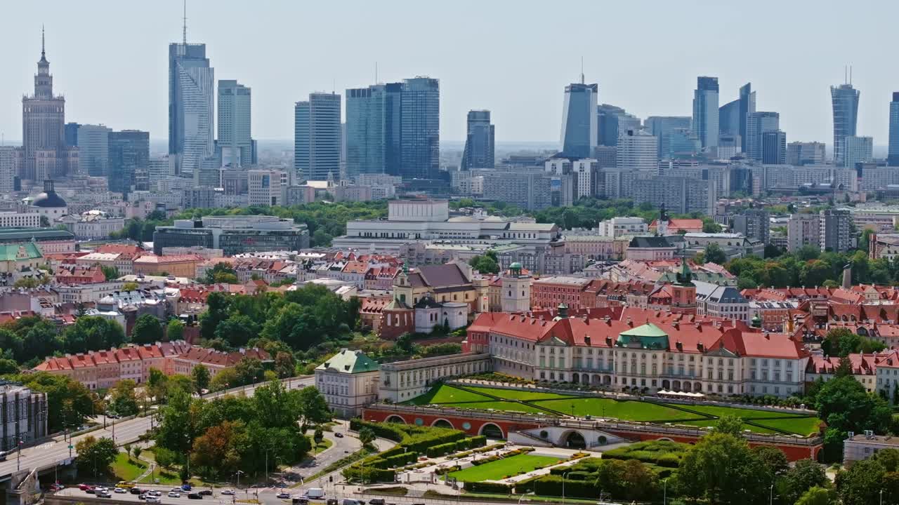Gambar *tracking shot* yang halus dari Warsawa, kontras Kota Tua dan kaki langit gedung pencakar langit baru