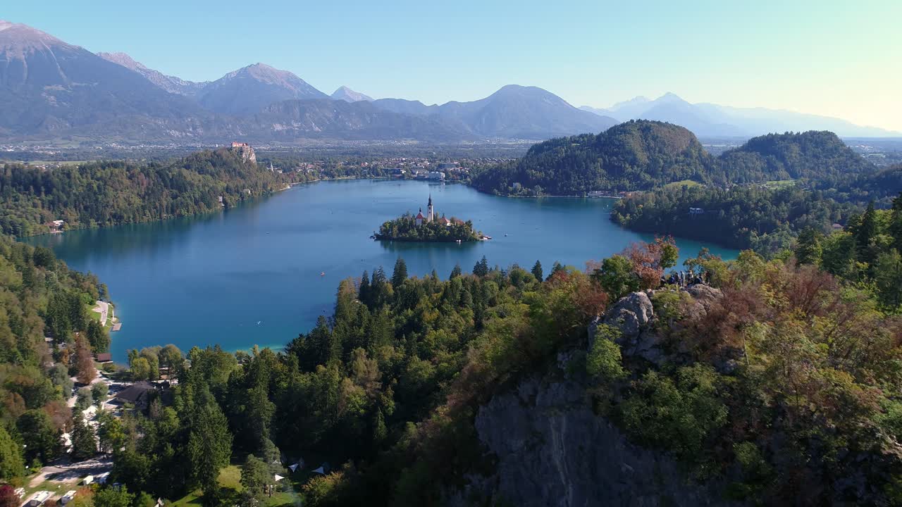 Ripresa aerea cinematografica del lago di Bled, Slovenia, in un soleggiato pomeriggio