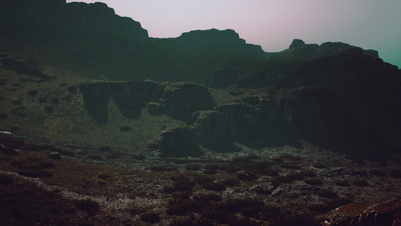 impresionante paisaje de cordilleras con acantilados rocosos y hierba verde