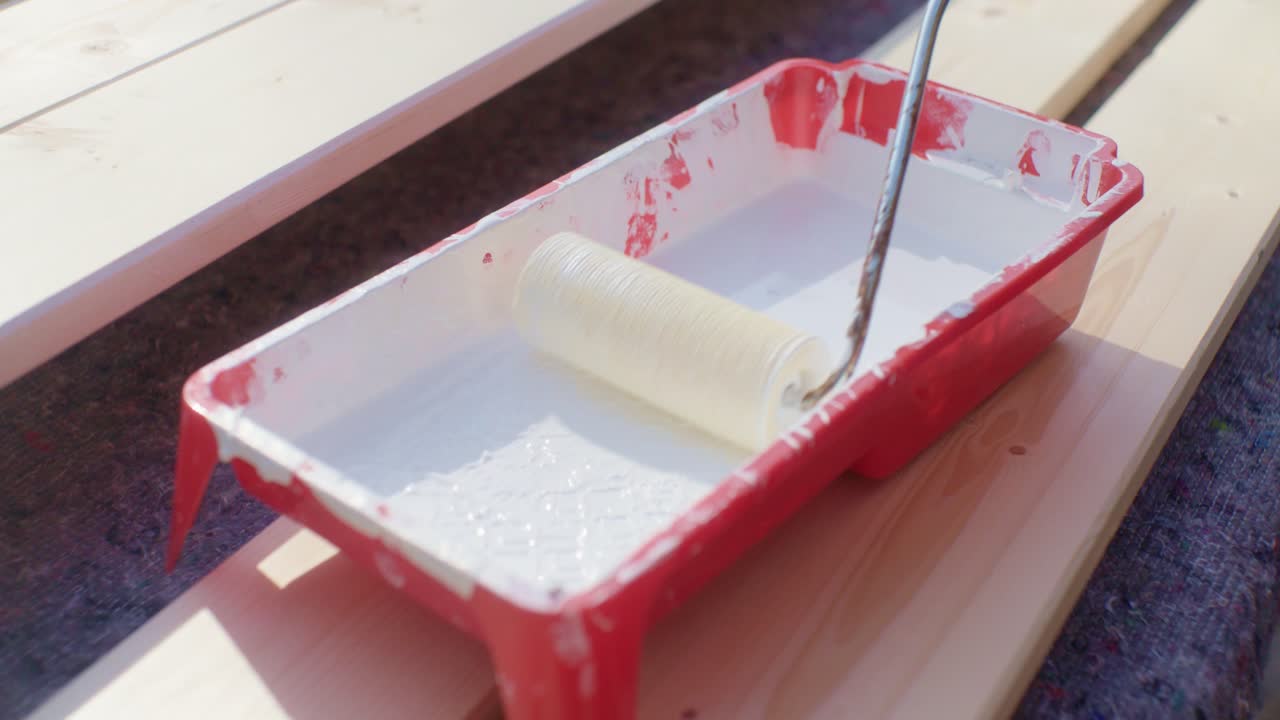 장인이 화가 롤을 굴리고 있다