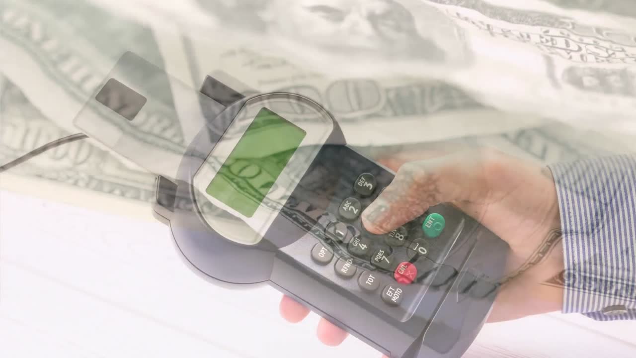 Animazione di banconote di dollari che cadono sulla mano di un uomo caucasico che tiene un terminale di pagamento