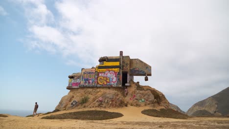 Los-Demonios-Se-Deslizan-Por-El-Búnker-En-Montara,-Nublado-Y-Gente-Explorando-El-Búnker.