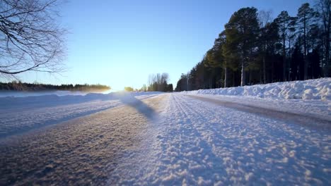 Teilweise-Gefrorene-Straße-Bei-Sonnenaufgang,-Gefilmt-Mit-Einer-Gimbal-Kamera