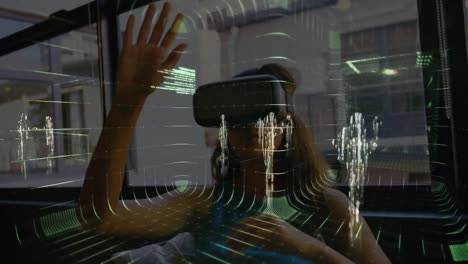 Animation-Der-Datenverarbeitung-über-Einer-Frau,-Die-Ein-VR-Headset-Trägt