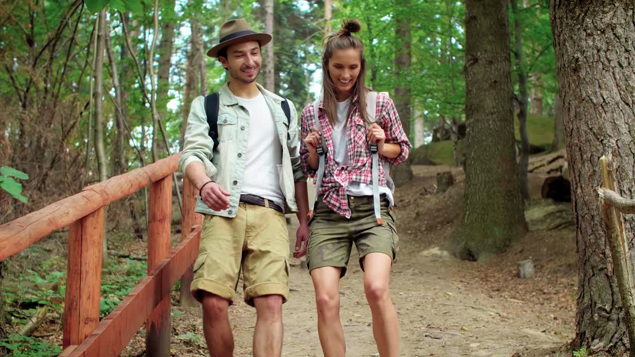 vista frontal de una pareja de senderismo