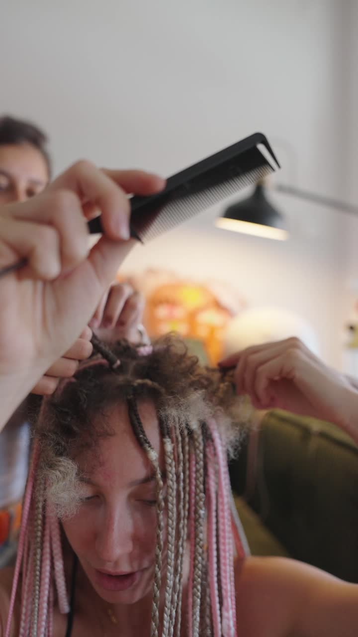 Mujer haciéndose trenzas