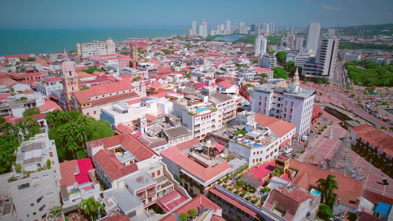 Voo sobre os telhados dos edifícios na Cidade Histórica Murada de Cartagena, Colômbia.