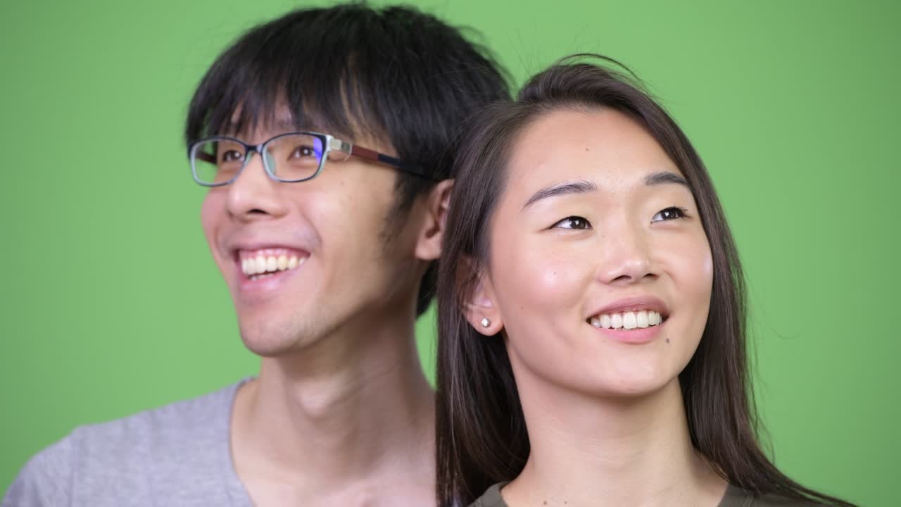 젊은 아시아 커플이 함께 생각하고 있습니다.