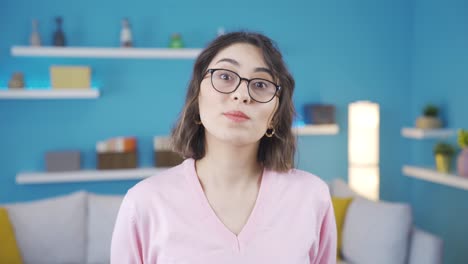 mujer joven feliz amorosa haciendo el signo del corazón y feliz
